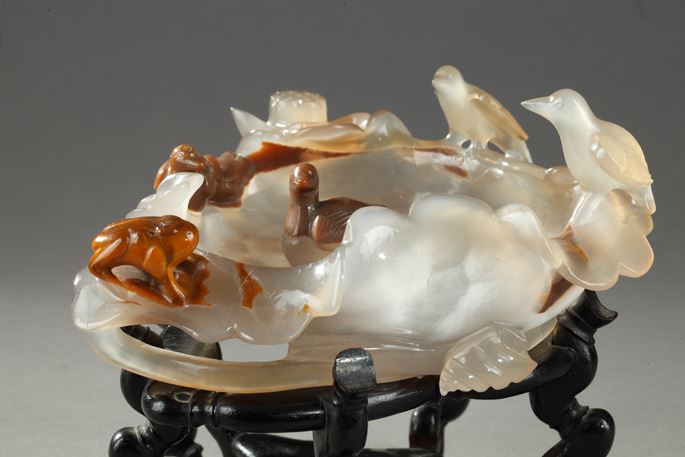 Agate brushwasher sculpted on a lotus leaf  with ducks and birds and frog | MasterArt